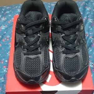 Nike Kids Black Athletic Sneakers- V5 Runner Size 1
